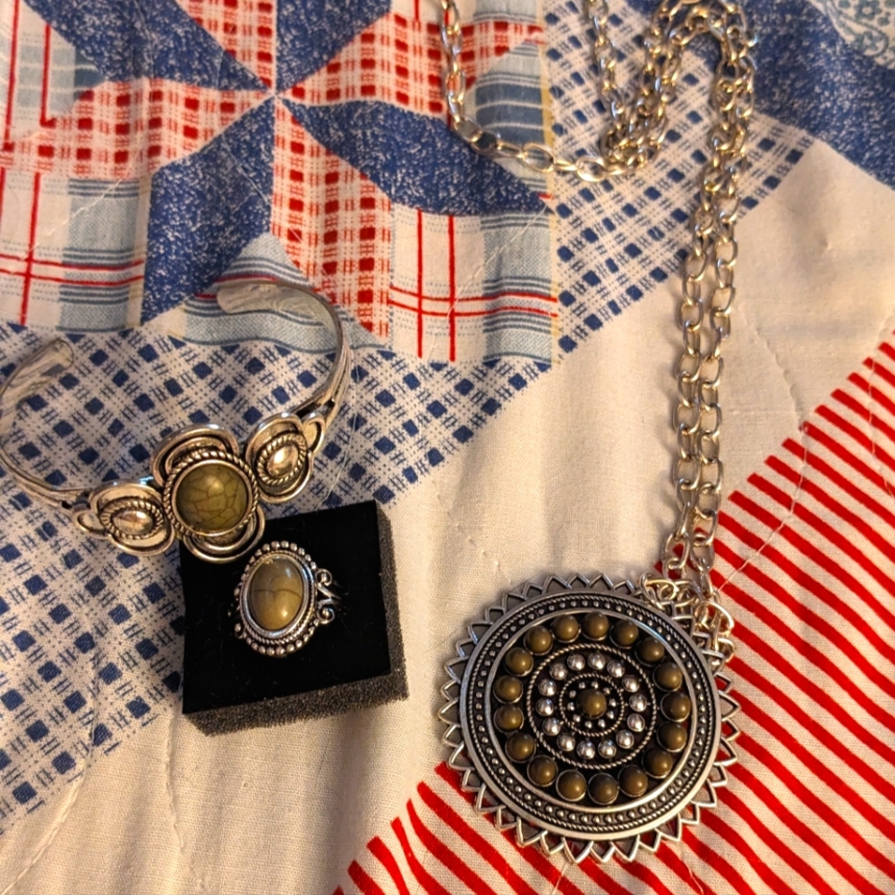 Necklace, bracelet and ring set